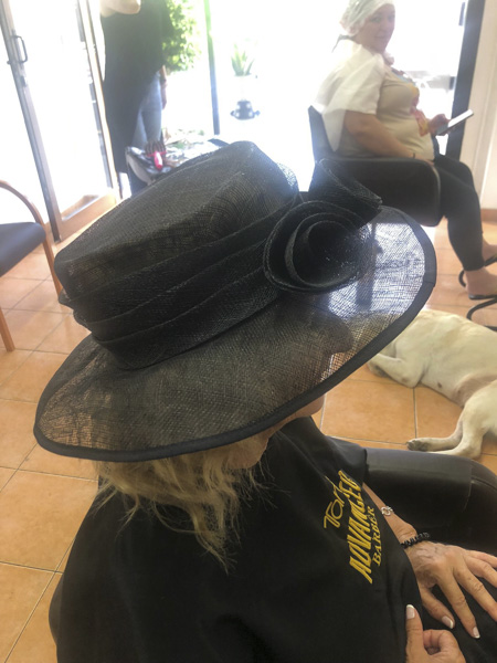 tocado con sobrero salón de belleza