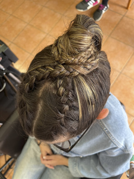 recogido en moño con trenzas enrolladas